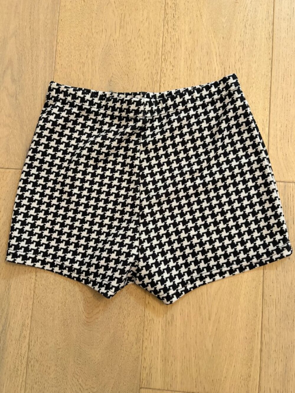 High-Waisted Houndstooth Short Shorts - Picture 3 of 4
